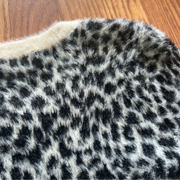 Ann Taylor LOFT Animal Print V-Neck
Pullover Sweater - Picture 4 of 7
